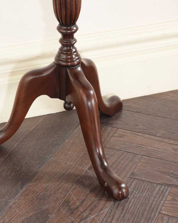 アンティークのテーブル　アンティーク家具　上から見た時のデザインがお花みたいで華やか、英国のアンティークワインテーブル 。Handleの家具の脚の裏には･･･床にキズが付かないよう脚の裏にフェルトキーパーを付けてお届けしています。(m-652-f)