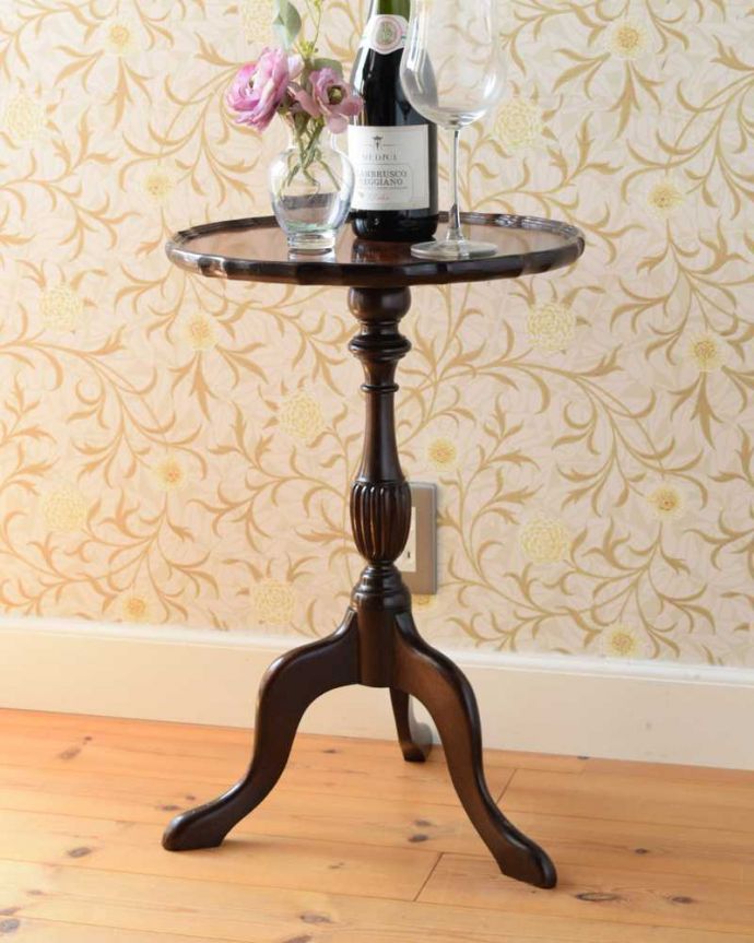 アンティークのテーブル　アンティーク家具　英国輸入のアンティーク家具、木目が美しい贅沢なワインテーブル。小さくてもアンティークの気品タップリ。(m-653-f)