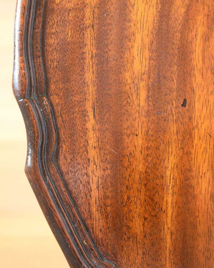 アンティークのテーブル　アンティーク家具　英国輸入のアンティーク家具、木目が美しい贅沢なワインテーブル。近づいて見てみると･･･天板の周りもアンティークらしく美しいデザイン。(m-653-f)