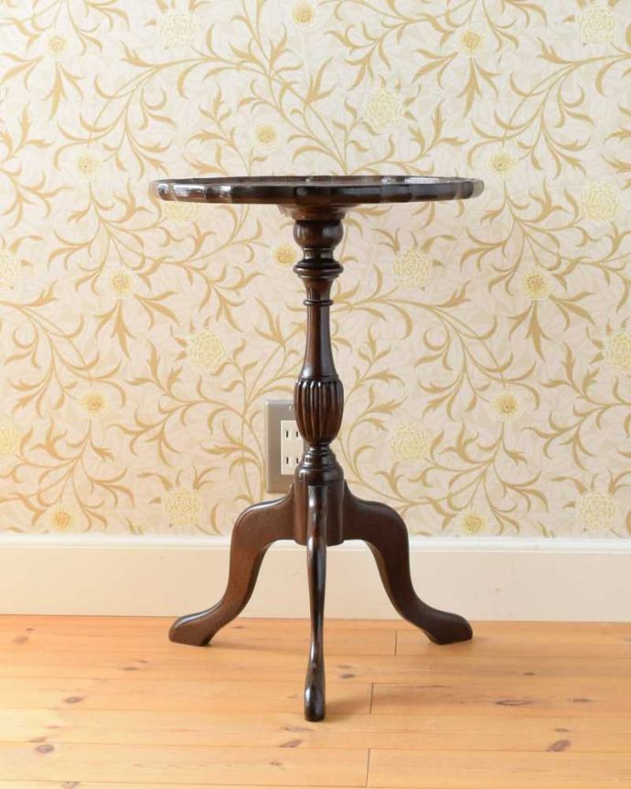 アンティークのテーブル　アンティーク家具　英国輸入のアンティーク家具、木目が美しい贅沢なワインテーブル。横から見ても優雅英国アンティークらしく横顔だって美しいんです。(m-653-f)