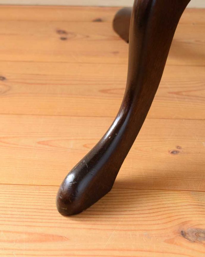 アンティークのテーブル　アンティーク家具　英国輸入のアンティーク家具、木目が美しい贅沢なワインテーブル。Handleの家具の脚の裏には･･･床にキズが付かないよう脚の裏にフェルトキーパーを付けてお届けしています。(m-653-f)