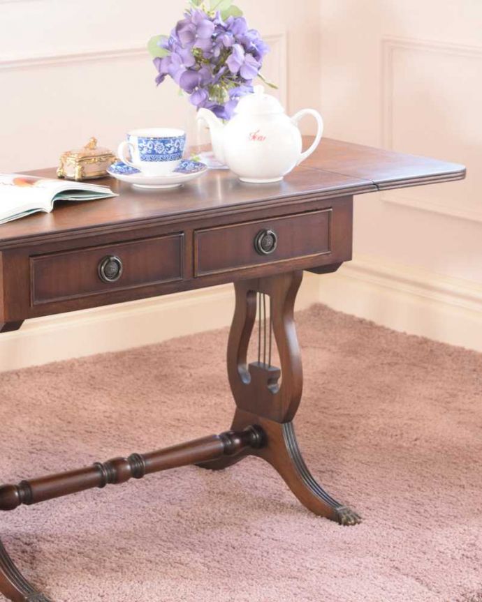 アンティークのテーブル　アンティーク家具　英国輸入のアンティーク家具、バタフライテーブル（伸張式のコーヒーテーブル）。英国アンティークらしい優雅な姿にうっとりアンティークらしいデザインの美しさ。(m-655-f)