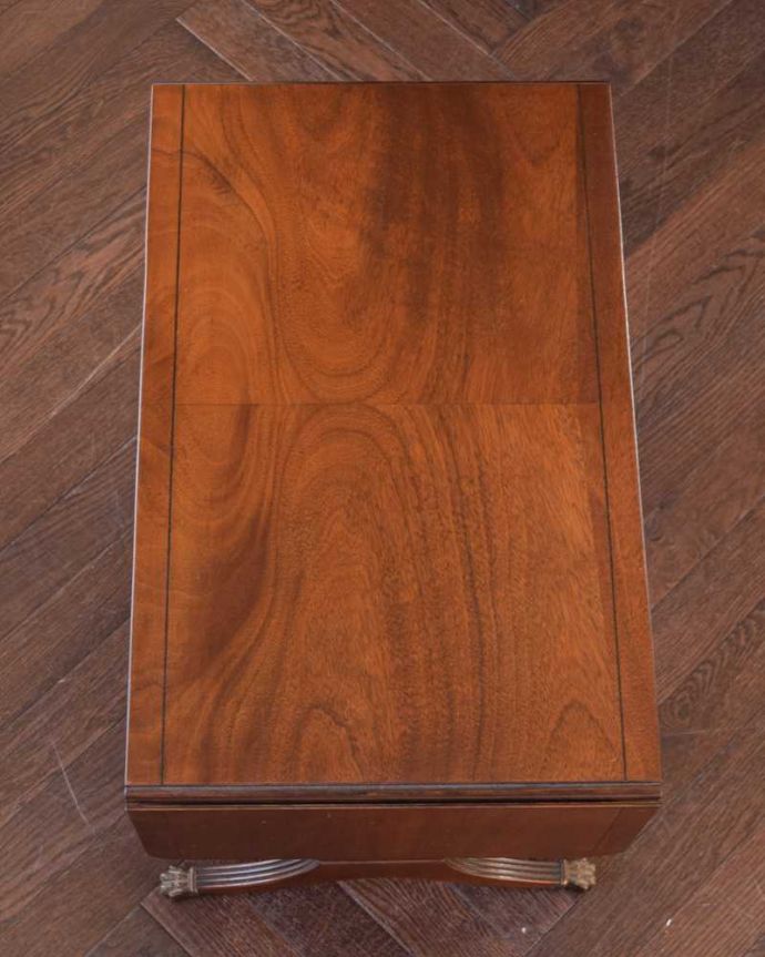 アンティークのテーブル　アンティーク家具　英国輸入のアンティーク家具、バタフライテーブル（伸張式のコーヒーテーブル）。畳むとこんなにスリムなサイズリーフを開く前はこんな形です。(m-655-f)