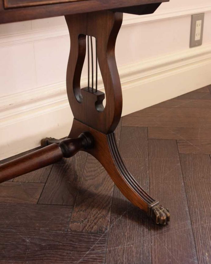 アンティークのテーブル　アンティーク家具　英国輸入のアンティーク家具、バタフライテーブル（伸張式のコーヒーテーブル）。女性1人でラクラク運べちゃうんですキャスター付きの脚。(m-655-f)