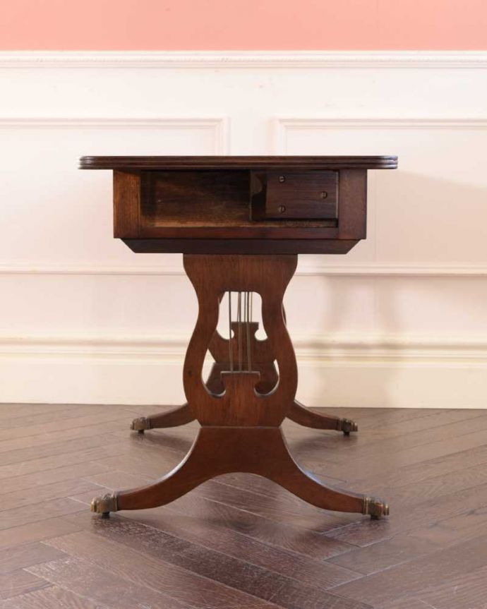 アンティークのテーブル　アンティーク家具　英国輸入のアンティーク家具、バタフライテーブル（伸張式のコーヒーテーブル）。横から見てもステキ脚元のデザインは、横から見ると、より美しさが分かります。(m-655-f)