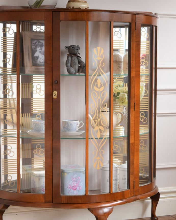 アンティークのキャビネット　アンティーク家具　英国で見つけたミラーバックの美しいガラスキャビネット、ウォルナット材のアンティーク家具。ガラスに描かれたキラキラ輝く絵キラキラに輝く絵が描かれたガラス扉越しに中をのぞくと、中に入れたものが全部が宝物に見えてきます。(m-660-f)