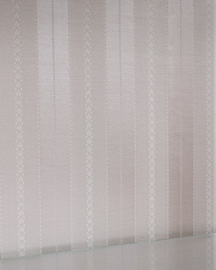 アンティークのキャビネット　アンティーク家具　英国で見つけたミラーバックの美しいガラスキャビネット、ウォルナット材のアンティーク家具。新しく貼り替えましたキャビネットに似合う生地を選んで張り替えた背板。(m-660-f)