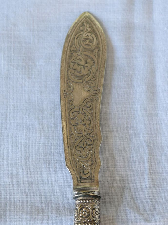 アンティークシルバープレートのナイフ、マザーオブパールが美しい