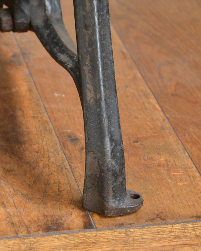 アンティークのおしゃれなテーブル、アイアン脚の足踏みミシン(m-663-f