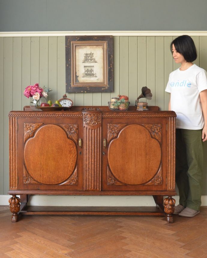 アンティークのキャビネット　アンティーク家具　サイドボード　英国アンティーク家具らしい重厚なオトナの美しさ重厚感のあるドッシリとした雰囲気の彫がたっぷり入ったサイドボード、もともとはダイニングでサーブ用に使われていた家具です。(m-667-f)