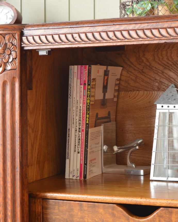 アンティークのキャビネット　アンティーク家具　サイドボード　扉の中は収納たっぷりA4サイズの雑誌までしっかり収納出来ちゃう大きさ。(m-667-f)