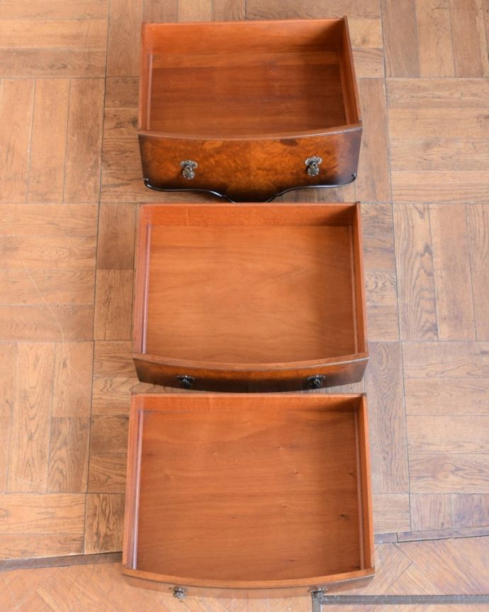 アンティークのキャビネット　アンティーク家具　サイドボード　引き出しの中もキレイに修復しましたもともとカトラリーを入れて使っていた引き出し。(m-668-f)