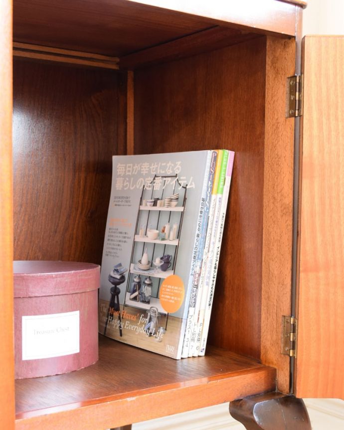 アンティークのキャビネット　アンティーク家具　サイドボード　扉の中は収納たっぷりA4サイズの雑誌までしっかり収納出来ちゃう大きさ。(m-668-f)