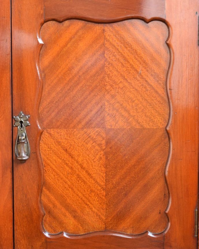アンティークのキャビネット　アンティーク家具　ミラーバックサイドボード　英国アンティークらしさアンティークらしい丁寧な装飾。(m-669-f)