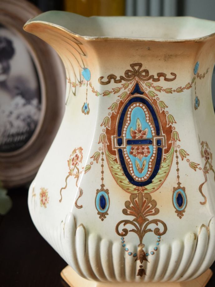 英国で見つけたアンティークのジャグ、ロマンチックな柄が美しい陶磁器