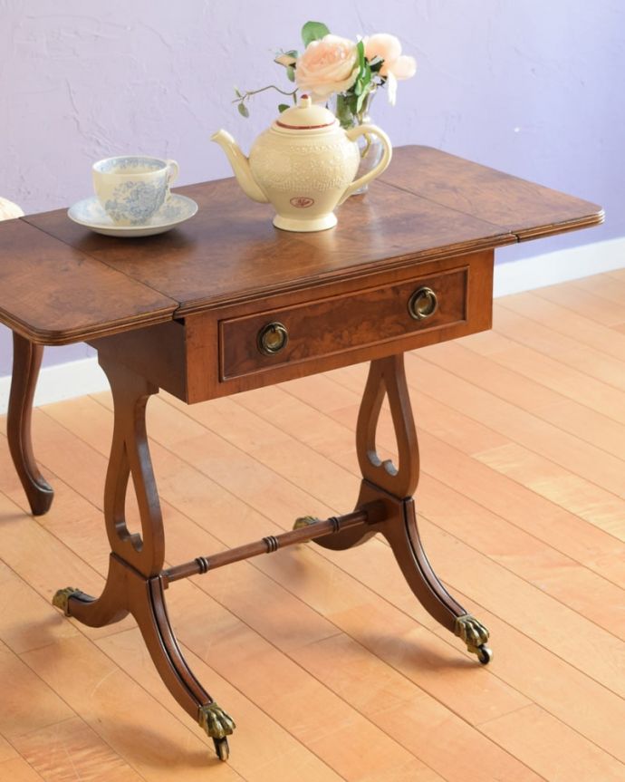 アンティークのテーブル　アンティーク家具　センターテーブル　英国アンティークらしい優雅な姿にうっとりアンティークらしいデザインの美しさ。(m-672-f)