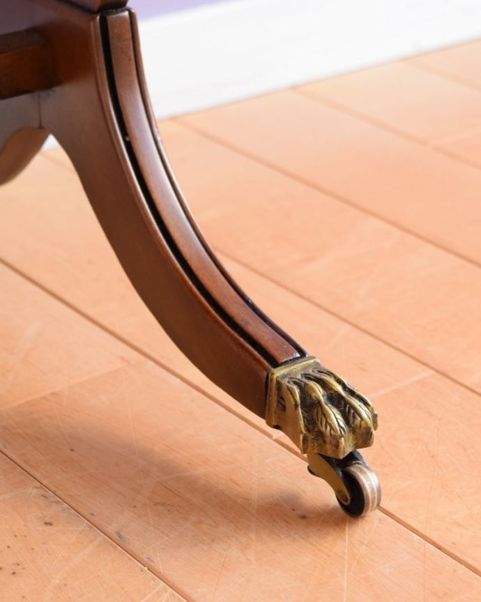 アンティークのテーブル　アンティーク家具　センターテーブル　女性1人でラクラク運べちゃうんですキャスター付きの脚。(m-672-f)