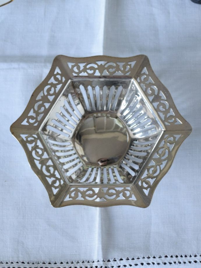 英国のアンティーク銀雑貨、透かし彫りが美しいシルバープレートの 