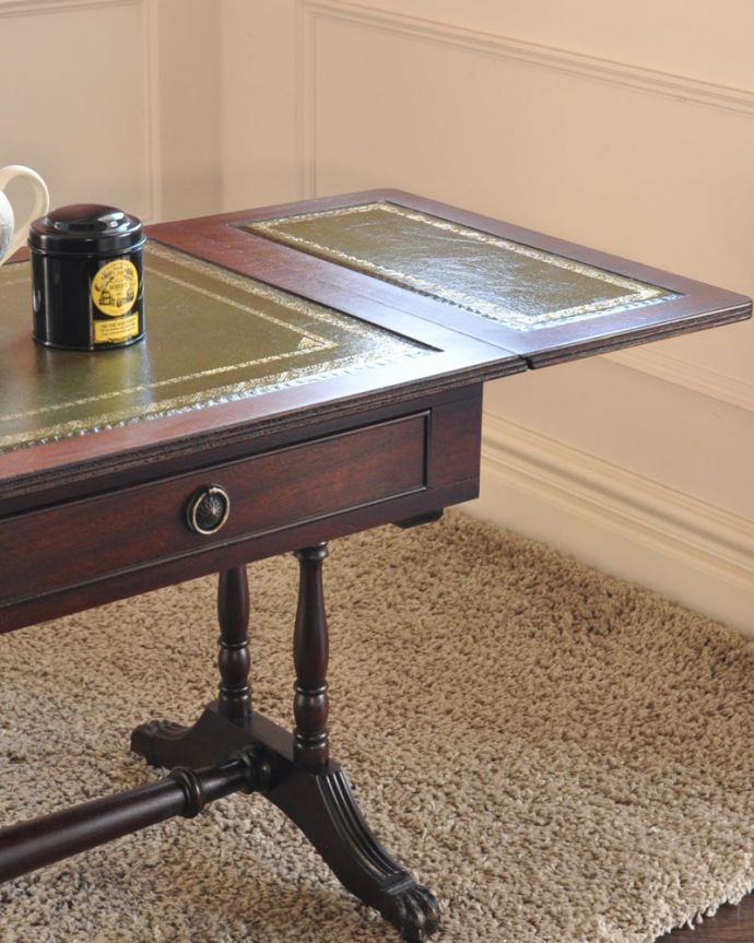 アンティークのテーブル　アンティーク家具　バタフライテーブル　英国アンティークらしい優雅な姿にうっとりアンティークらしいデザインの美しさ。(m-673-f)