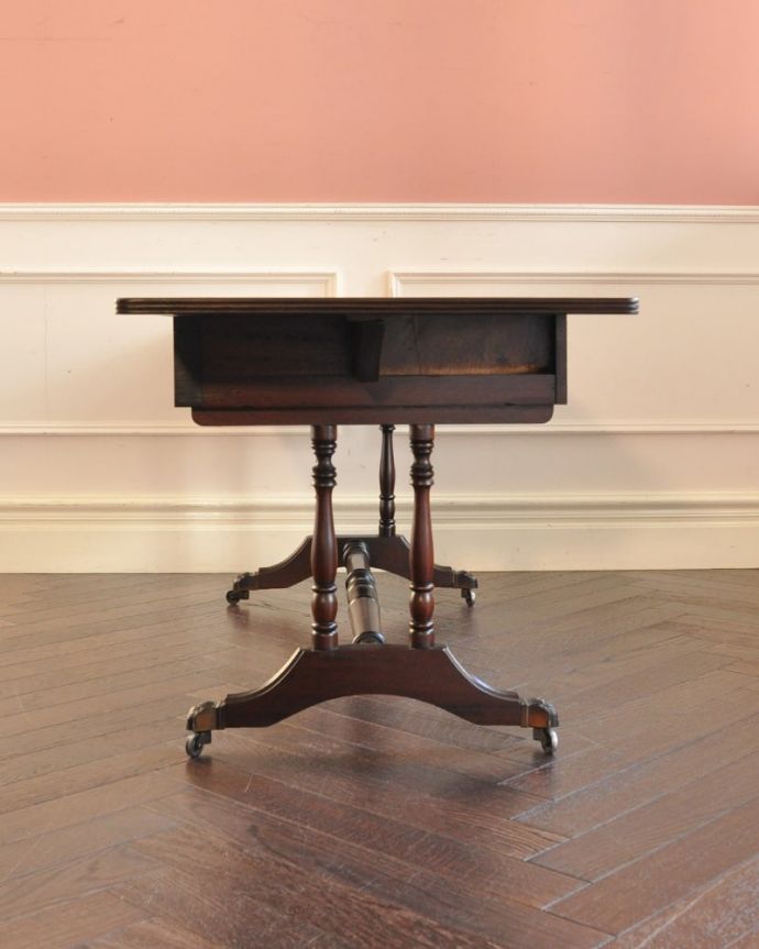 アンティークのテーブル　アンティーク家具　バタフライテーブル　横から見てもステキ脚元のデザインは、横から見ると、より美しさが分かります。(m-673-f)
