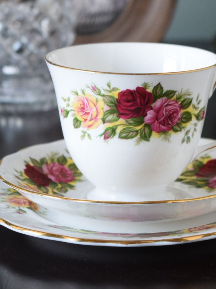 イギリスのビンテージ食器、美しい３色の薔薇が描かれたロイヤルベールのトリオ