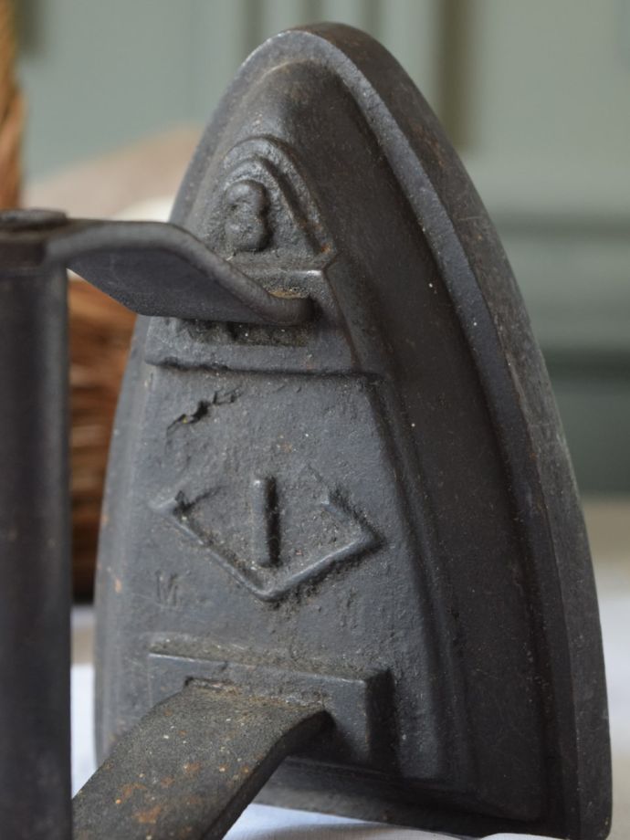 アンティークのおしゃれなアイアン雑貨、鉄製のコテ型アイロン(m-6789 
