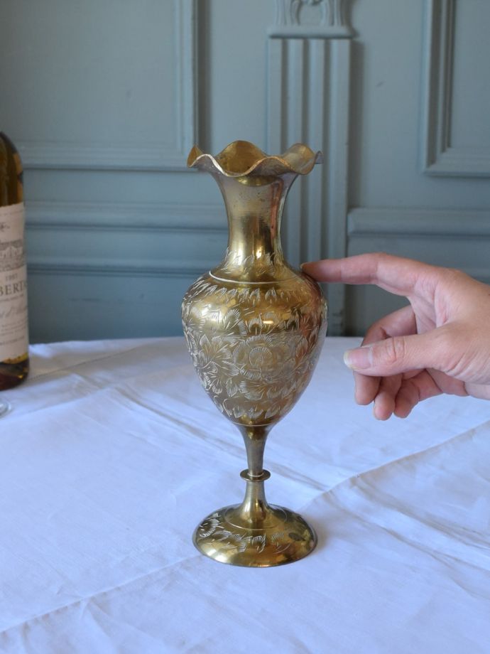 イギリスで見つけた真鍮製の花器、アンティークのおしゃれなフラワーベース（一輪挿し）