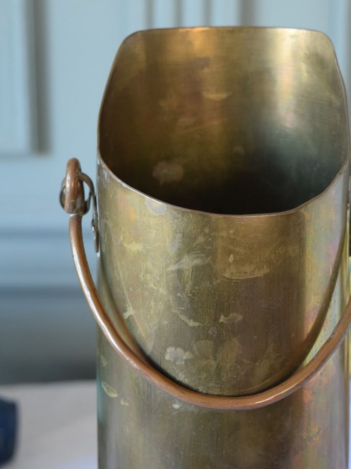 イギリスで見つけたアンティークの花器、コールボックスモチーフの真鍮