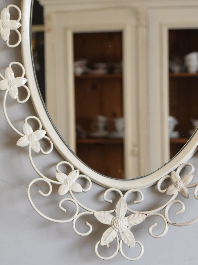 アンティークのおしゃれな壁掛けミラー、お花のモチーフが可愛い白いオーバル型の鏡