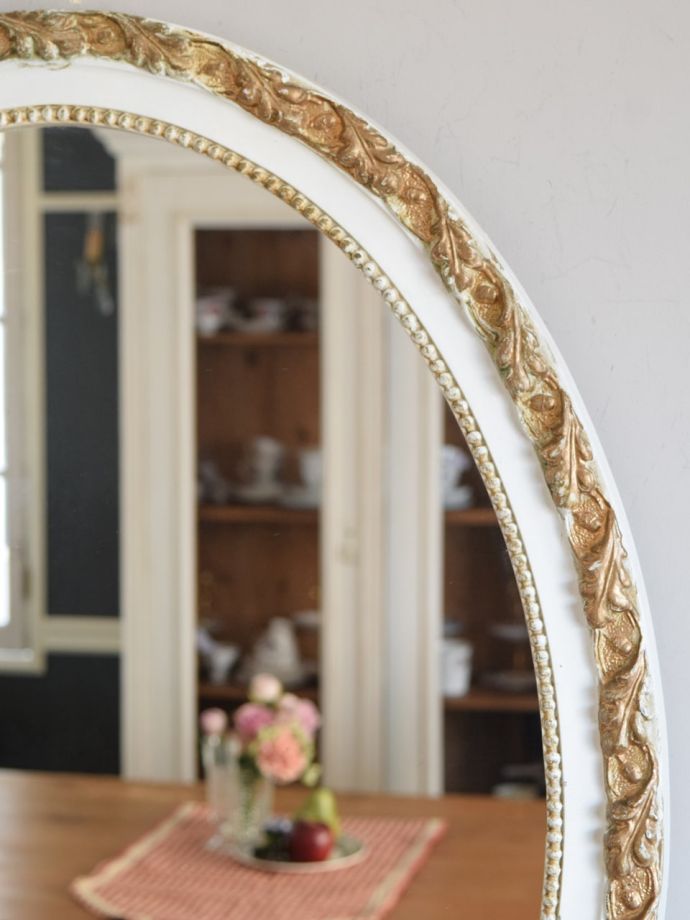 フランスの壁掛け鏡、白いモールディングの枠がおしゃれなアンティークのミラー