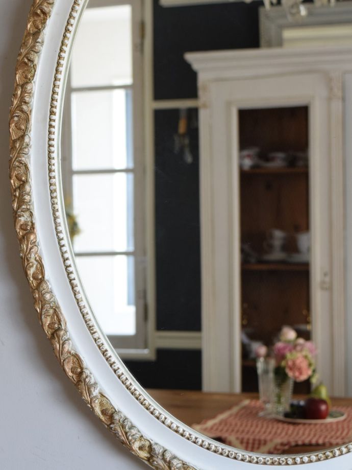 フランスの壁掛け鏡、白いモールディングの枠がおしゃれなアンティーク