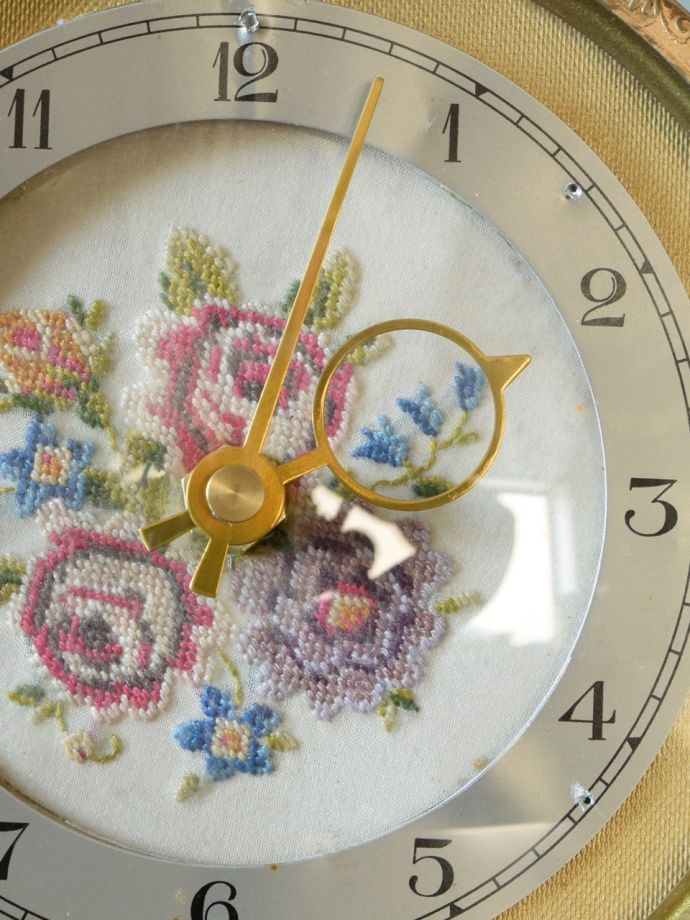 フランスのアンティーク時計、お花の刺繍が優雅なプチポワン時計