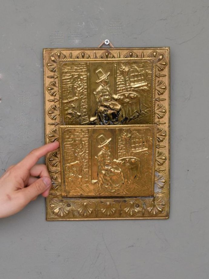 英国アンティークの真鍮雑貨、ティータイムが描かれた珍しいデザインのレターラック