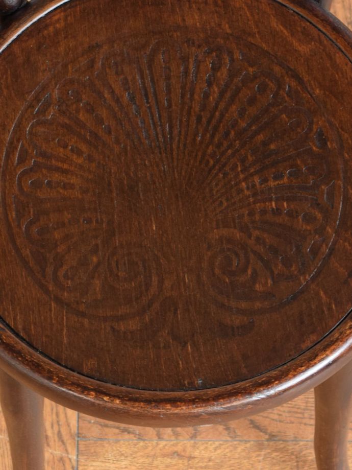 アンティークの椅子の座面の模様