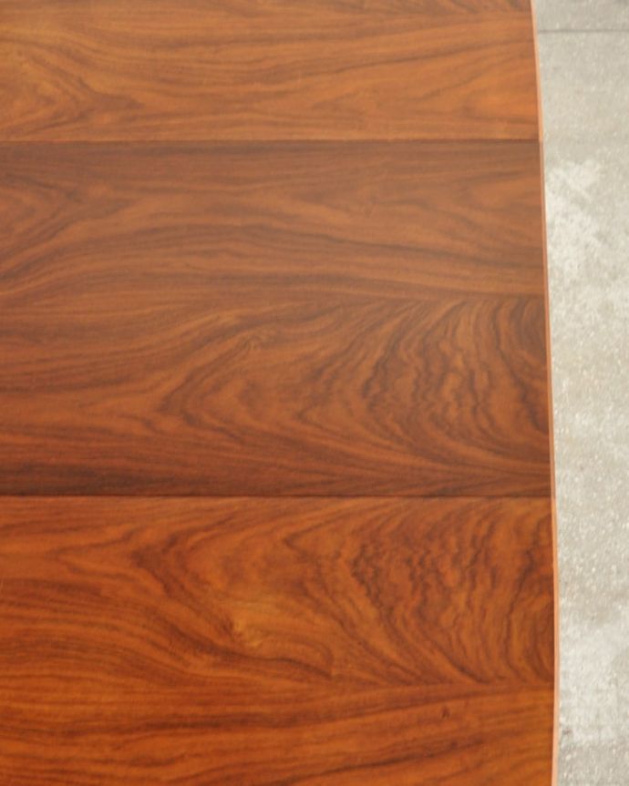 アンティークのテーブル　アンティーク家具　60ｓ　エクステンションテーブル　シンプルな木目がカッコイイ天板を近くで見てみるとこんな感じです。(m-689-f)