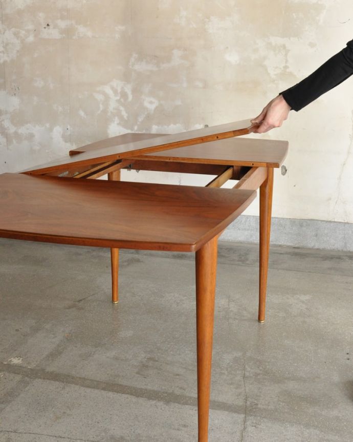 アンティークのテーブル　アンティーク家具　60ｓ　エクステンションテーブル　あっという間にサイズ変更OK！天板の真ん中から新しい天板が出てきます。(m-689-f)
