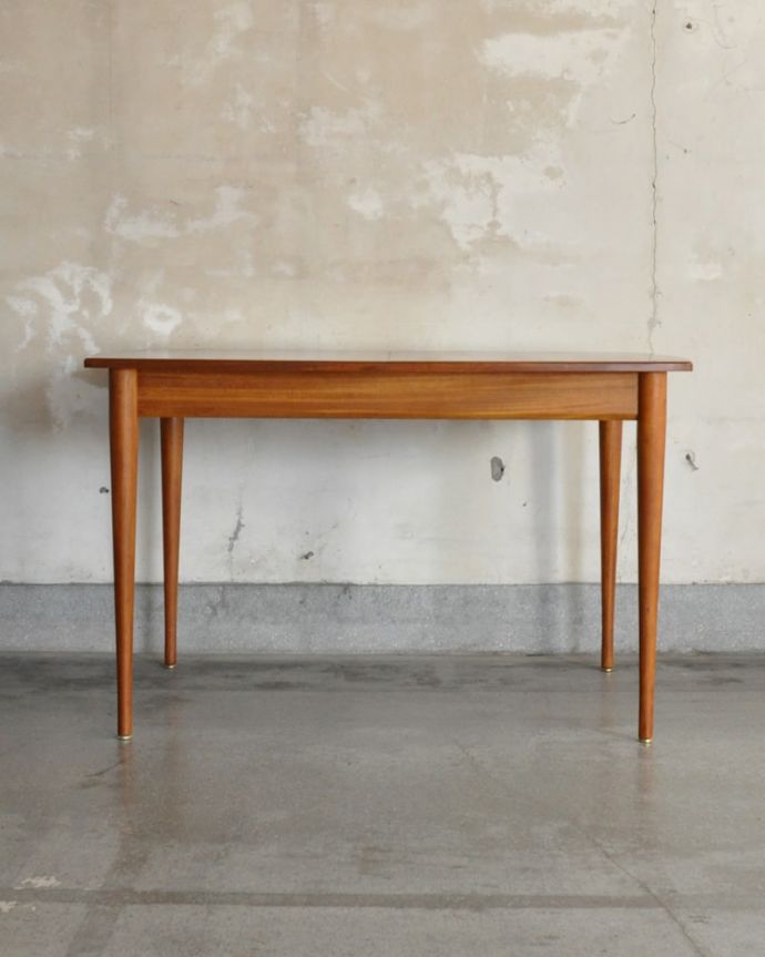 アンティークのテーブル　アンティーク家具　60ｓ　エクステンションテーブル　横から見た姿は…シンプルなデザインなので、どんなお部屋にも似合っちゃうんです。(m-689-f)