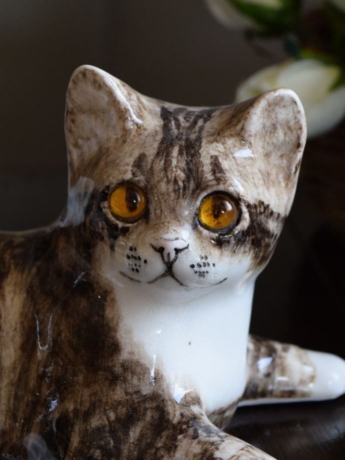 英国から届いた陶磁器の猫の置き物、寝そべる姿が凛々しいウィンスタンレイキャット（WINSTANLEY CAT）