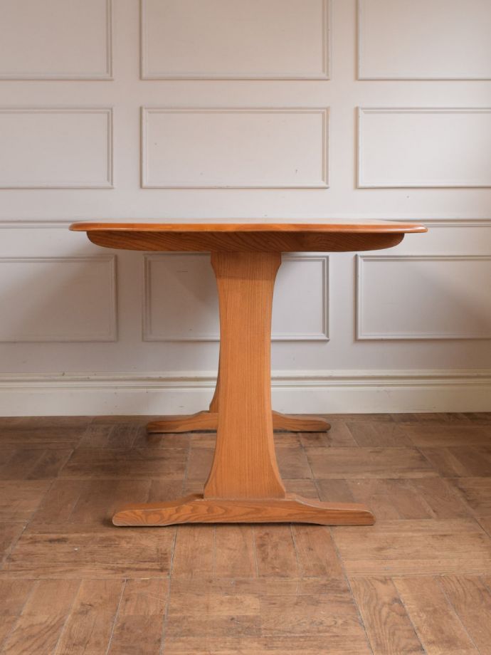 アーコール　アンティーク　ダイニングテーブル アーコールのダイニングテーブル、北欧スタイルの4人掛け