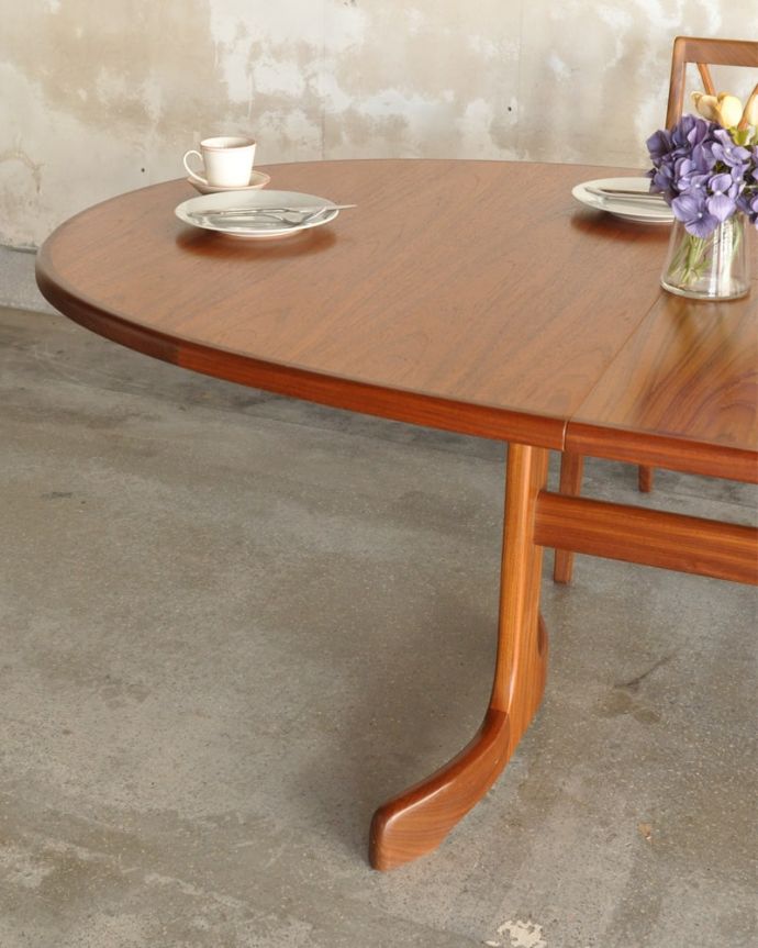 アンティークのテーブル　アンティーク家具　G-PLAN　オーバルテーブル　スマートなカッコよさが魅力シンプルなデザインだから、どんなインテリアにも似合っちゃう所が人気のヒミツ。(m-695-f)