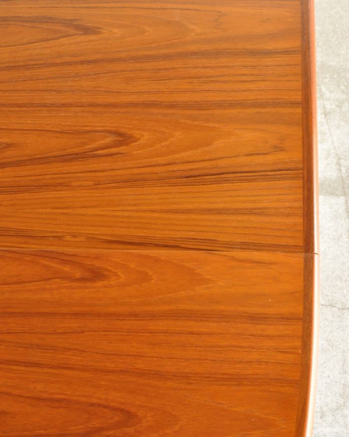 アンティークのテーブル　アンティーク家具　G-PLAN　オーバルテーブル　シンプルな木目がカッコイイ天板を近くで見てみるとこんな感じです。(m-695-f)