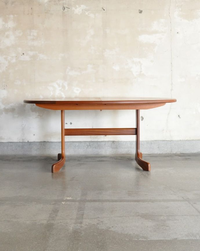 アンティークのテーブル　アンティーク家具　G-PLAN　オーバルテーブル　横から見た姿は…シンプルなデザインなので、どんなお部屋にも似合っちゃうんです。(m-695-f)