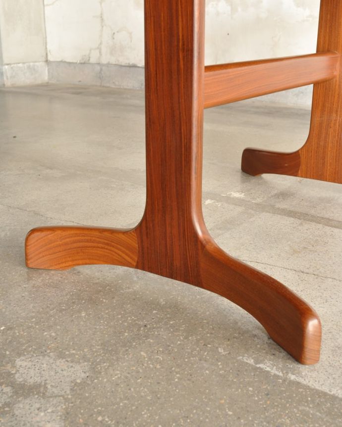 アンティークのテーブル　アンティーク家具　G-PLAN　オーバルテーブル　持ち上げなくても移動できます！Handleのアンティークは、脚の裏にフェルトキーパーをお付けしていますので、持ち上げなくても床を滑らせて移動させることが出来ます。(m-695-f)
