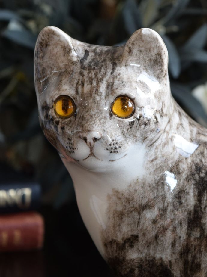 ジェニー・ウィンスタンレイが手作りしたサバ白猫のオブジェ、陶磁器の猫WINSTANLEY CAT(m-6956-z)｜インテリア雑貨