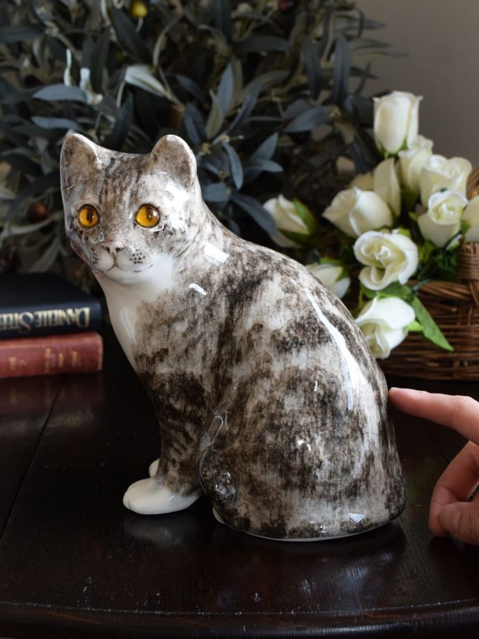 ジェニー・ウィンスタンレイが手作りしたサバ白猫のオブジェ、陶磁器の
