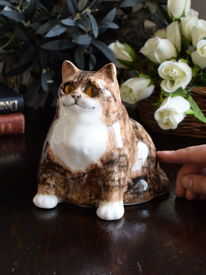 まるまると太った体形が可愛い猫、英国WINSTANLEY CATのネコの置物(m