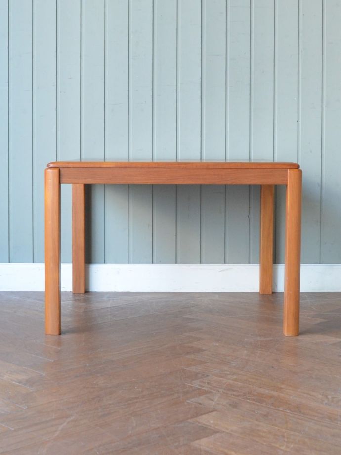 アンティークのテーブル　アンティーク家具　ローテーブル　横から見てみてもカッコいい！北欧スタイルのテーブルは、横から見てもやっぱりスマートでカッコいいんです。(m-703-f)