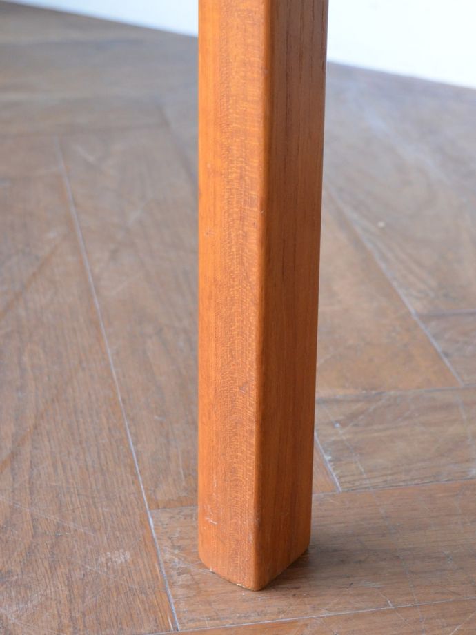 アンティークのテーブル　アンティーク家具　ローテーブル　持ち上げなくても移動できます！Handleのアンティークは、脚の裏にフェルトキーパーをお付けしていますので、床を滑らせてれば移動が簡単です。(m-703-f)