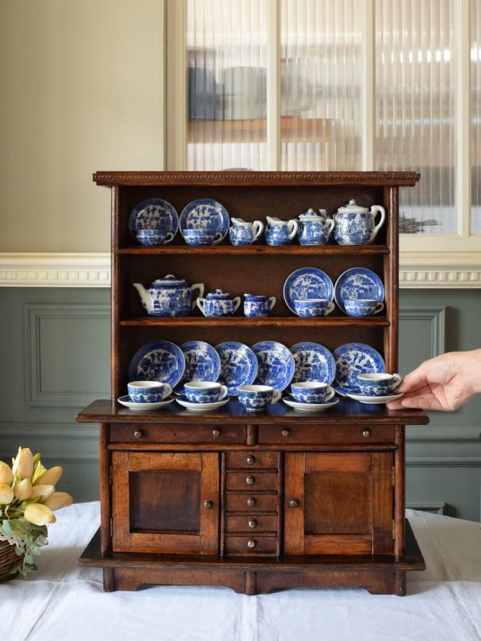 英国アンティークのミニチュア家具、ウィローパターンの食器がセットになったドールズハウスの食器棚