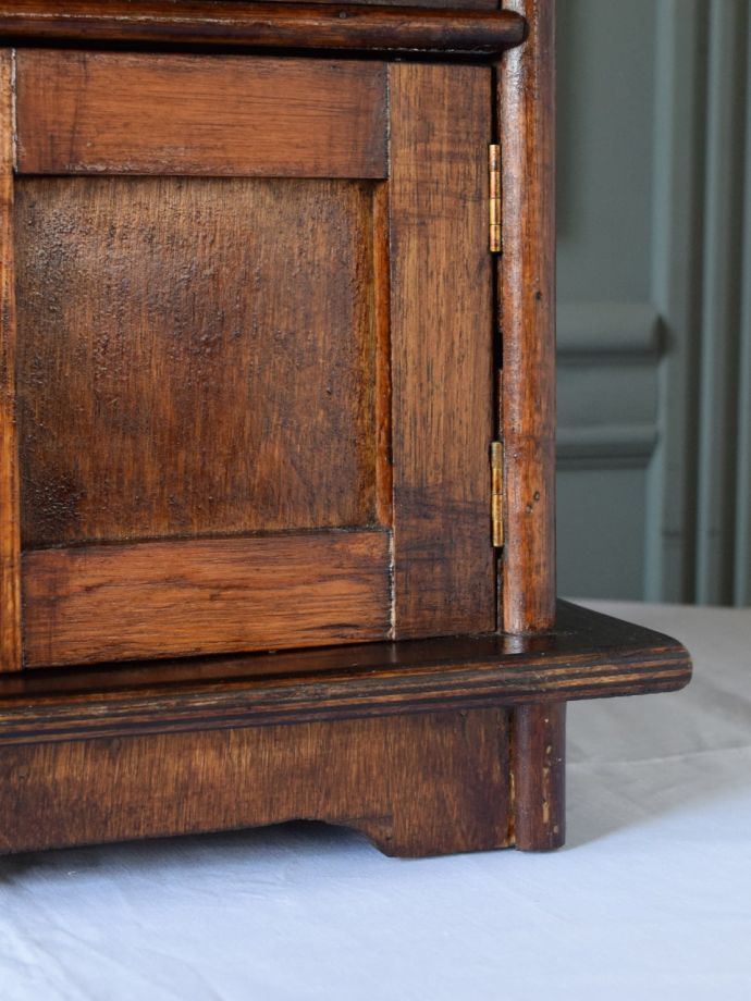 英国アンティークのミニチュア家具、ウィローパターンの食器がセットになったドールズハウスの食器棚